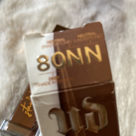 Urban Decay Stay Naked Weightless Foundation - Picture 2 of 3